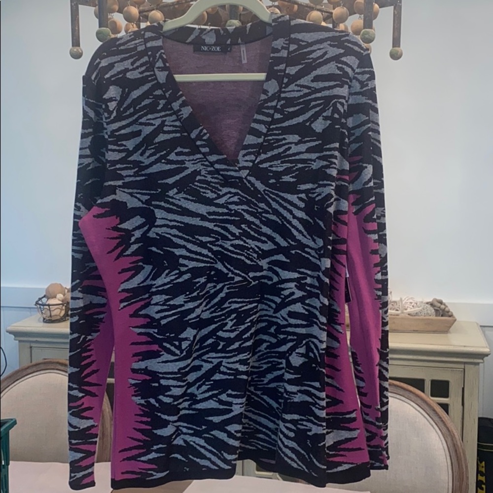 Nick And Zoe V-neck lightweight sweater tight top.